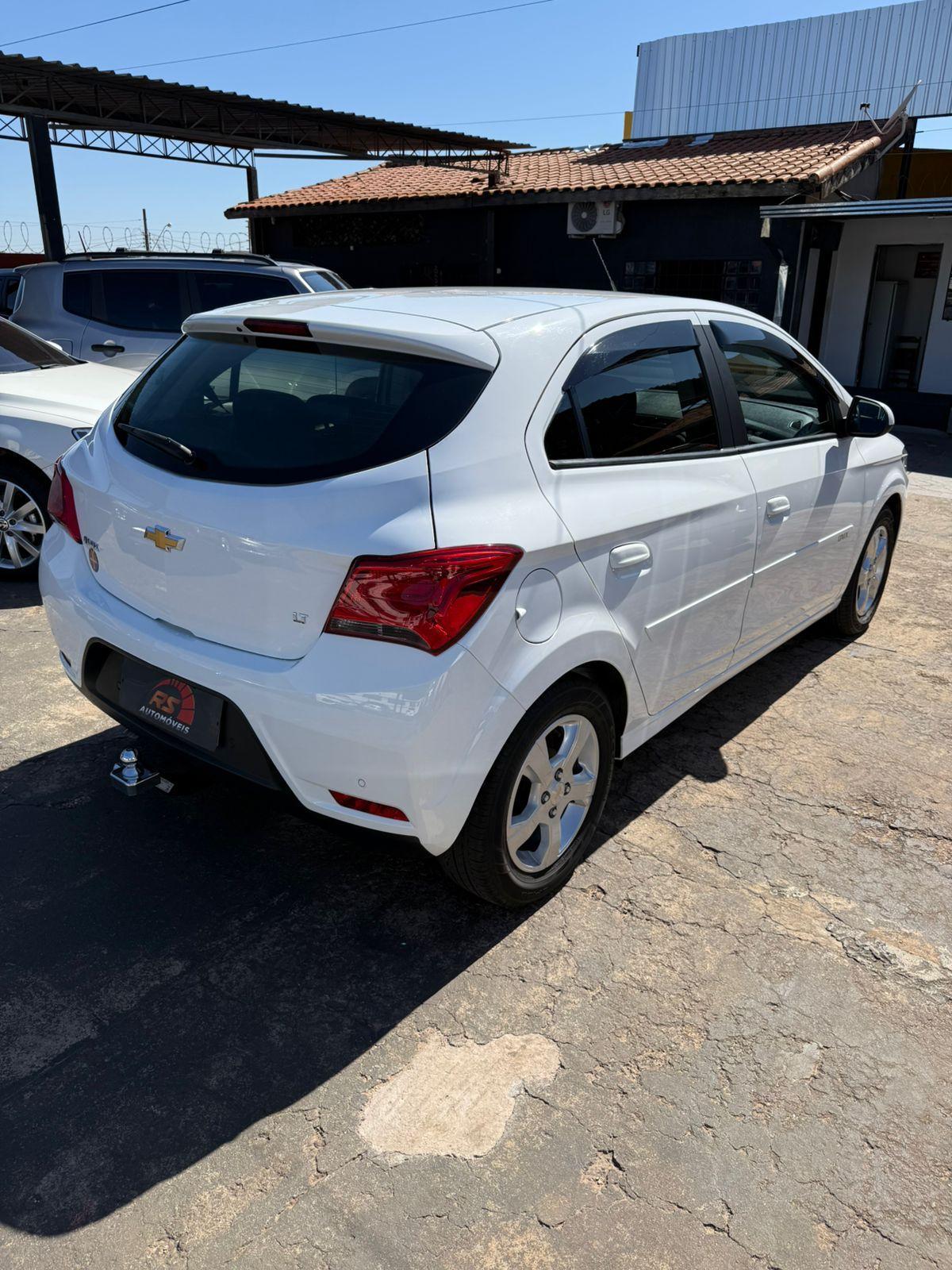 CHEVROLET Onix Hatch - Foto