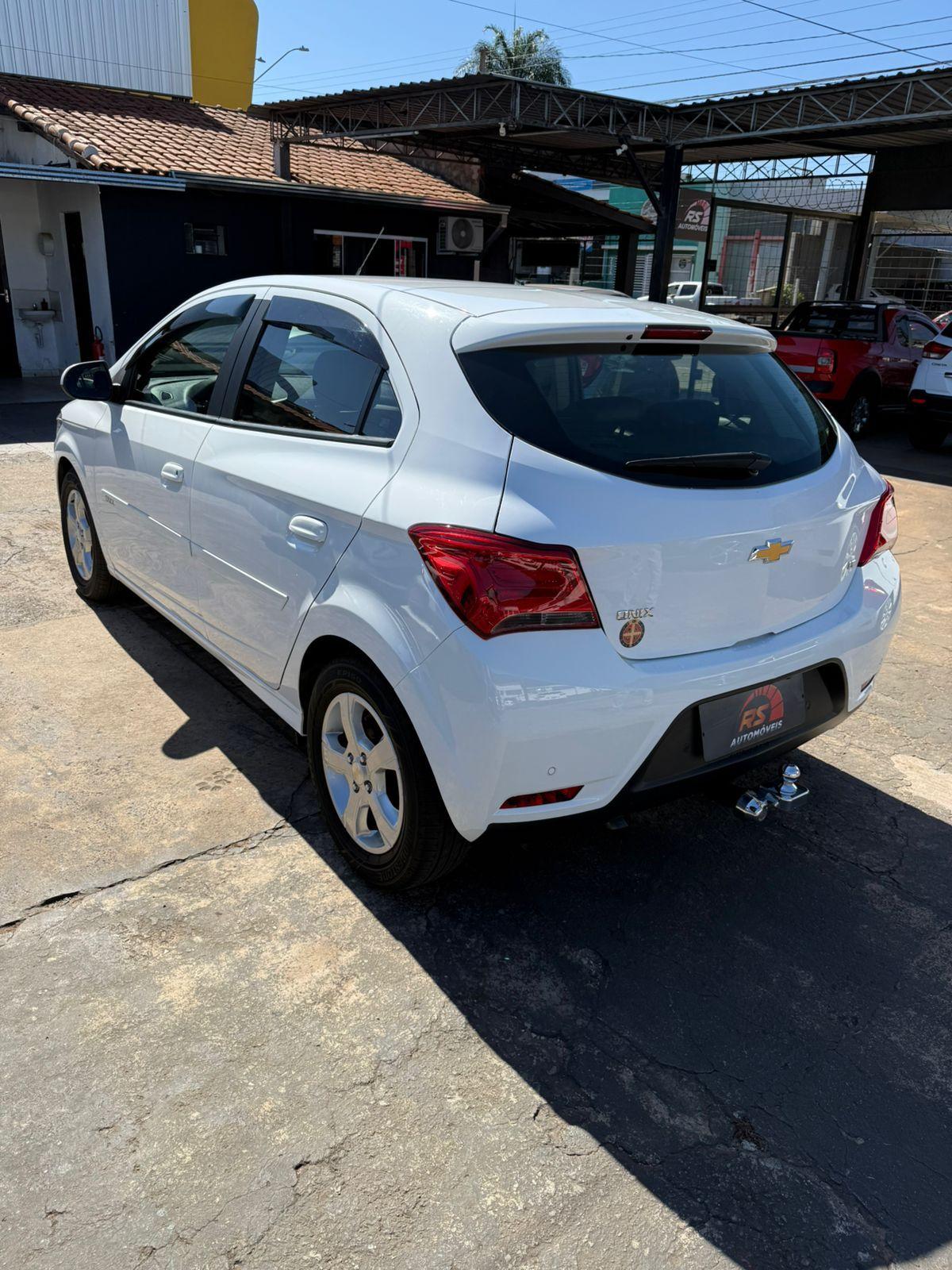 CHEVROLET Onix Hatch - Foto