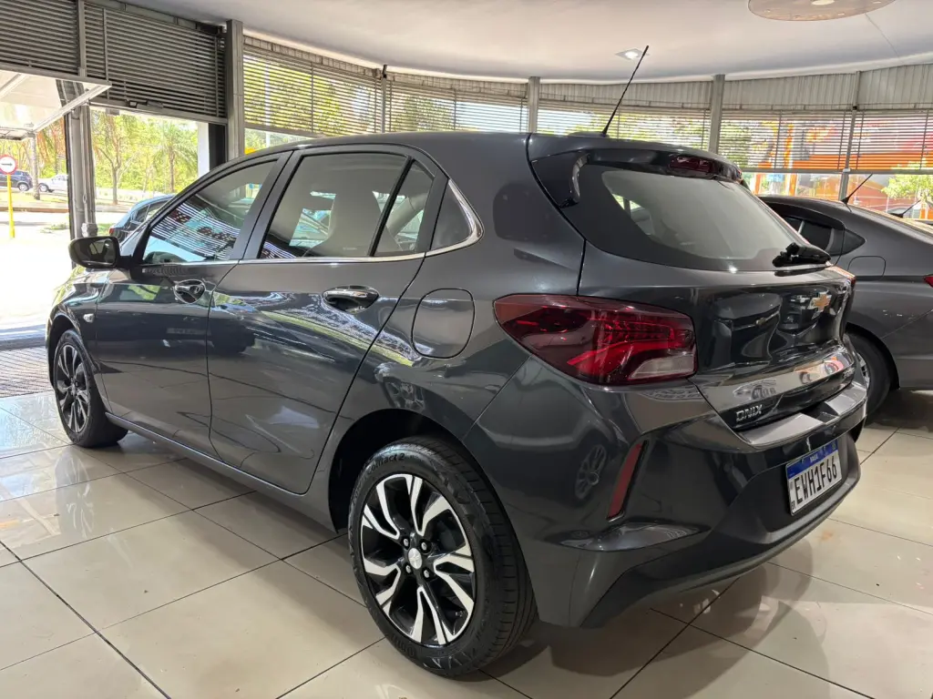 CHEVROLET Onix Hatch - Foto