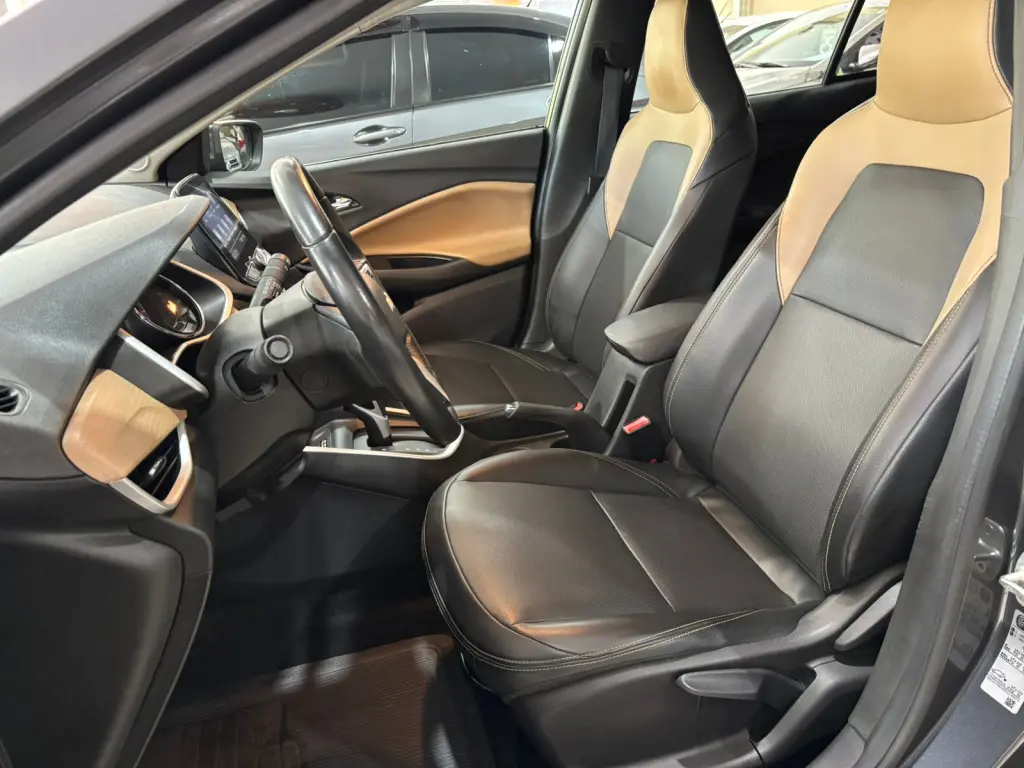 CHEVROLET Onix Hatch - Foto