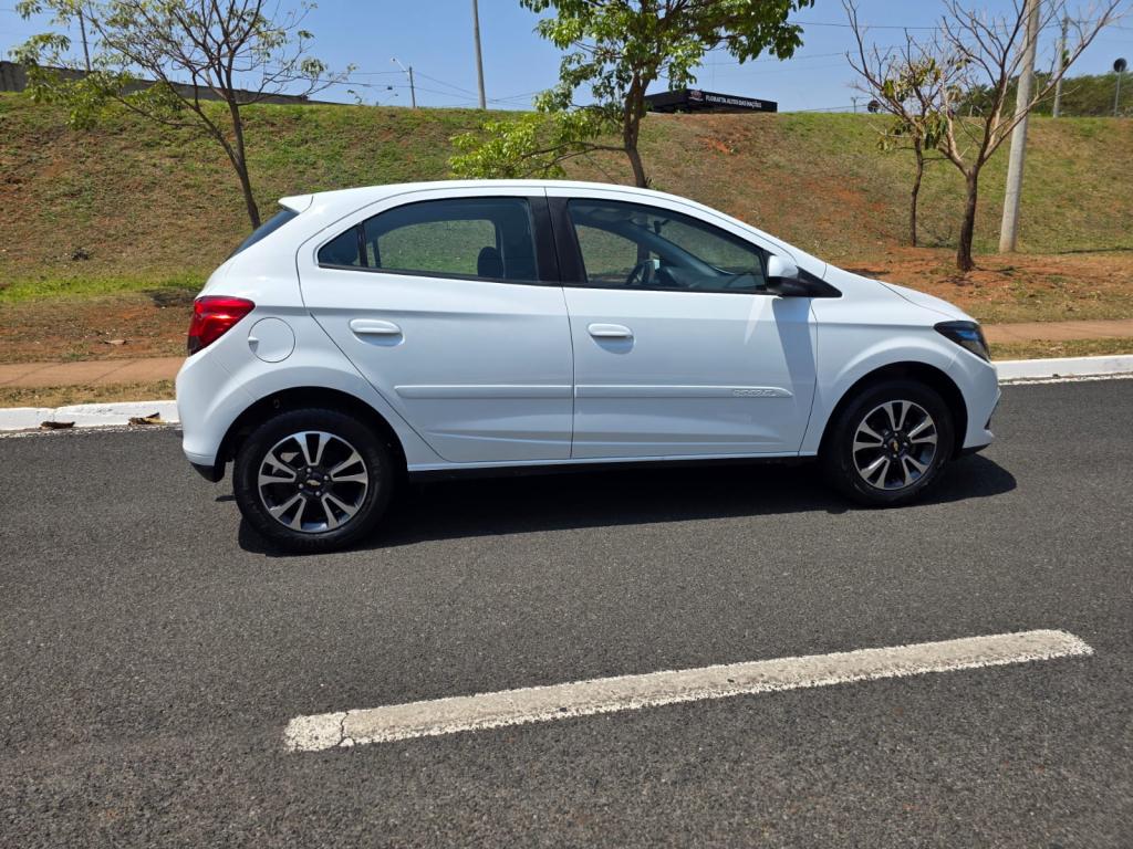 CHEVROLET Onix Hatch - Foto