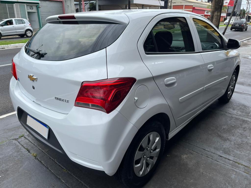 CHEVROLET Onix Hatch - Foto