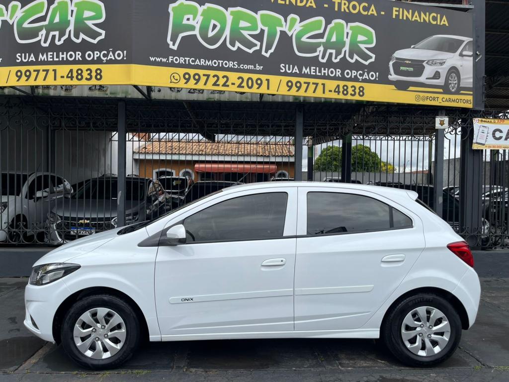 CHEVROLET Onix Hatch - Foto