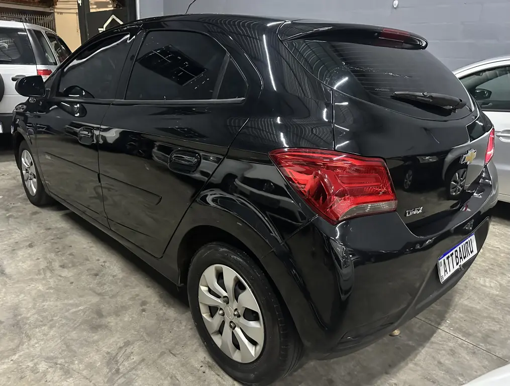 CHEVROLET Onix Hatch - Foto