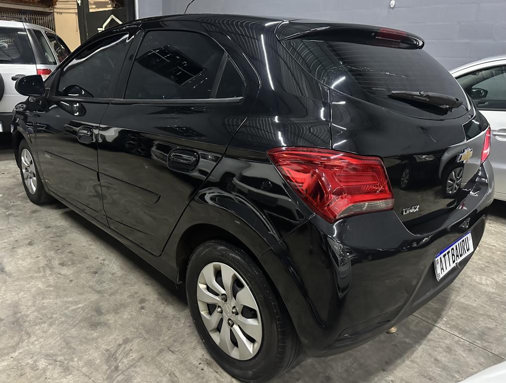 CHEVROLET Onix Hatch - Foto