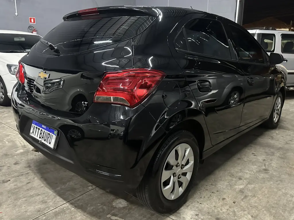 CHEVROLET Onix Hatch - Foto