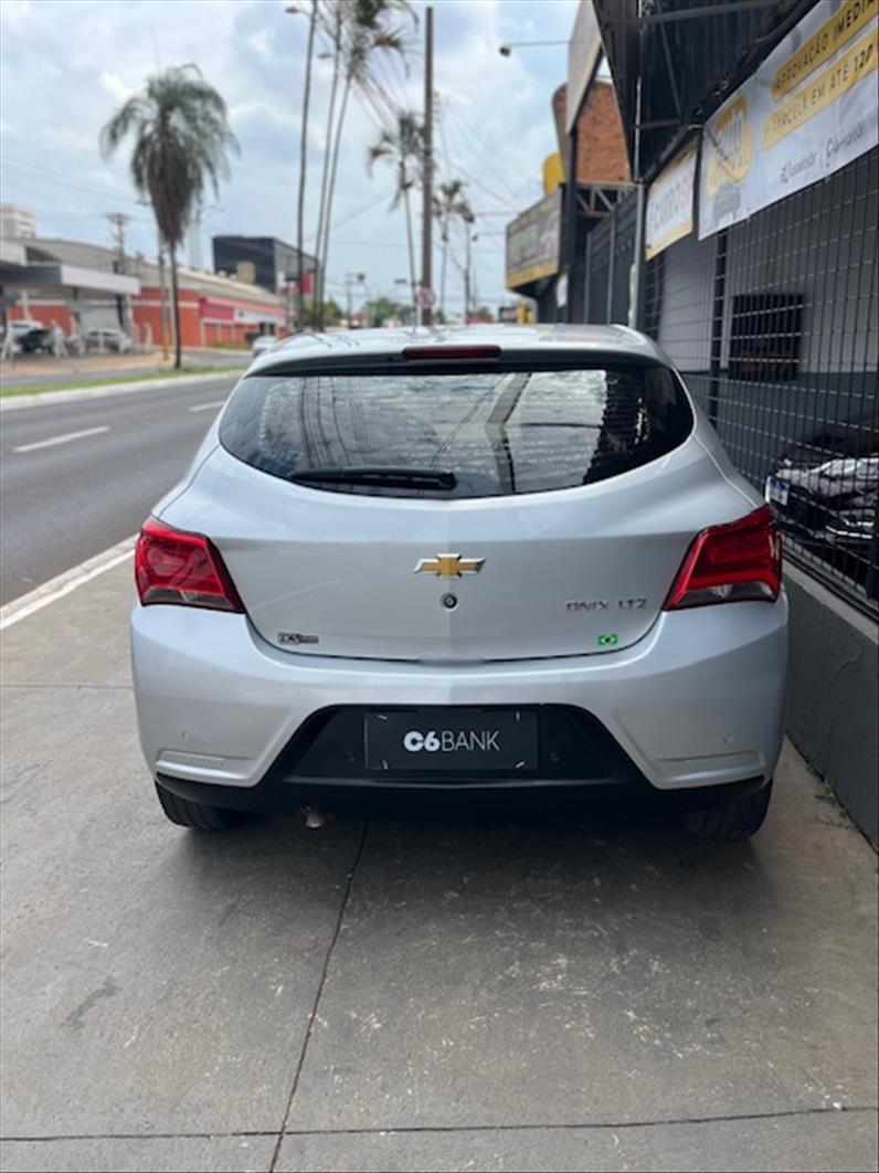 CHEVROLET Onix Hatch - Foto