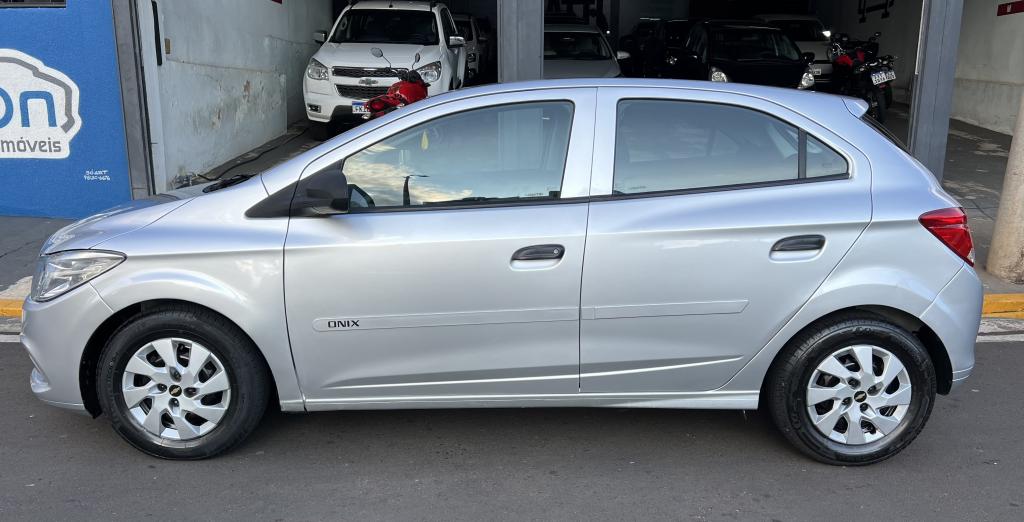 CHEVROLET Onix Hatch - Foto