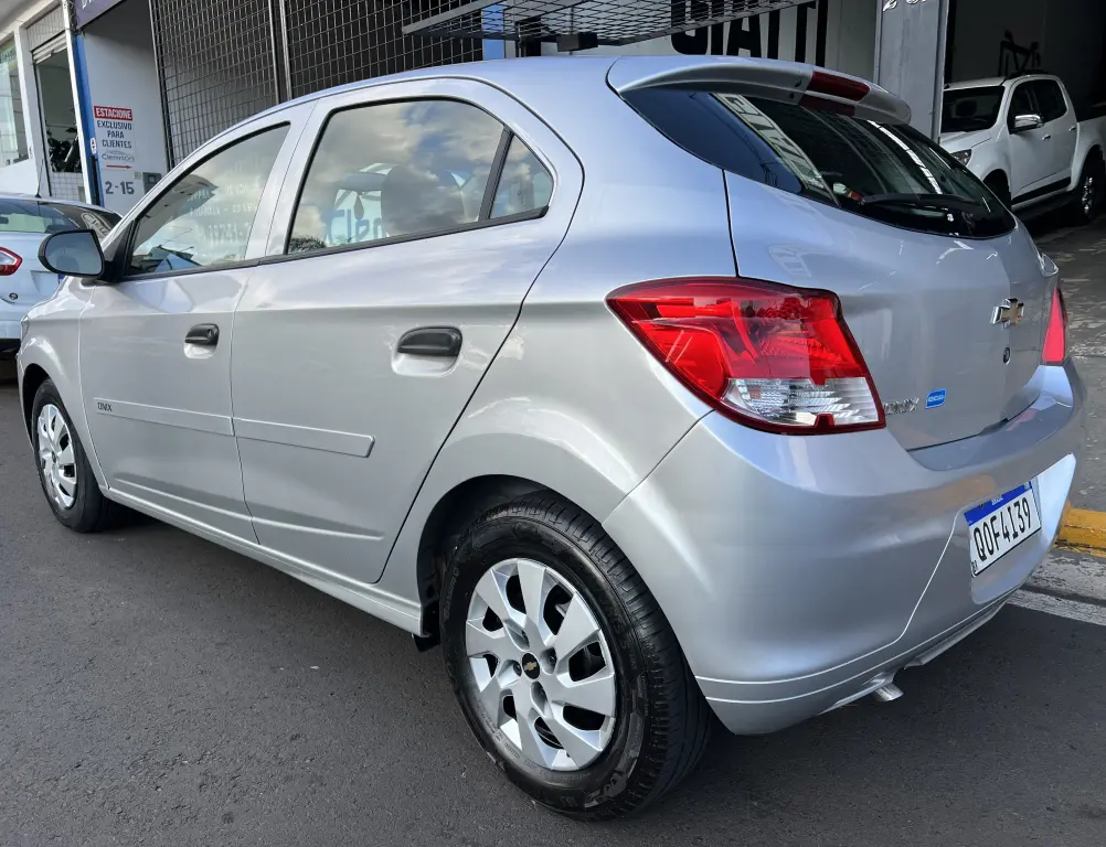 CHEVROLET Onix Hatch - Foto