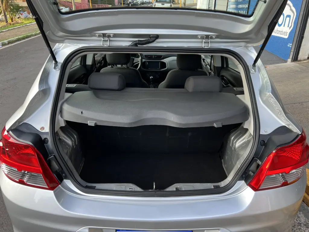 CHEVROLET Onix Hatch - Foto