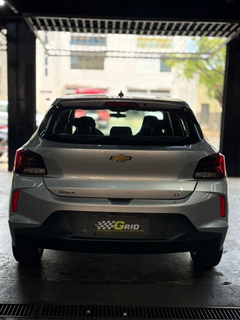 CHEVROLET Onix Hatch - Foto