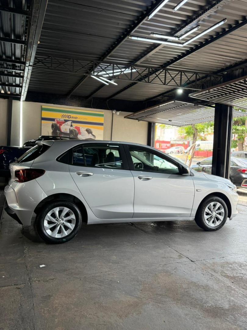 CHEVROLET Onix Hatch - Foto