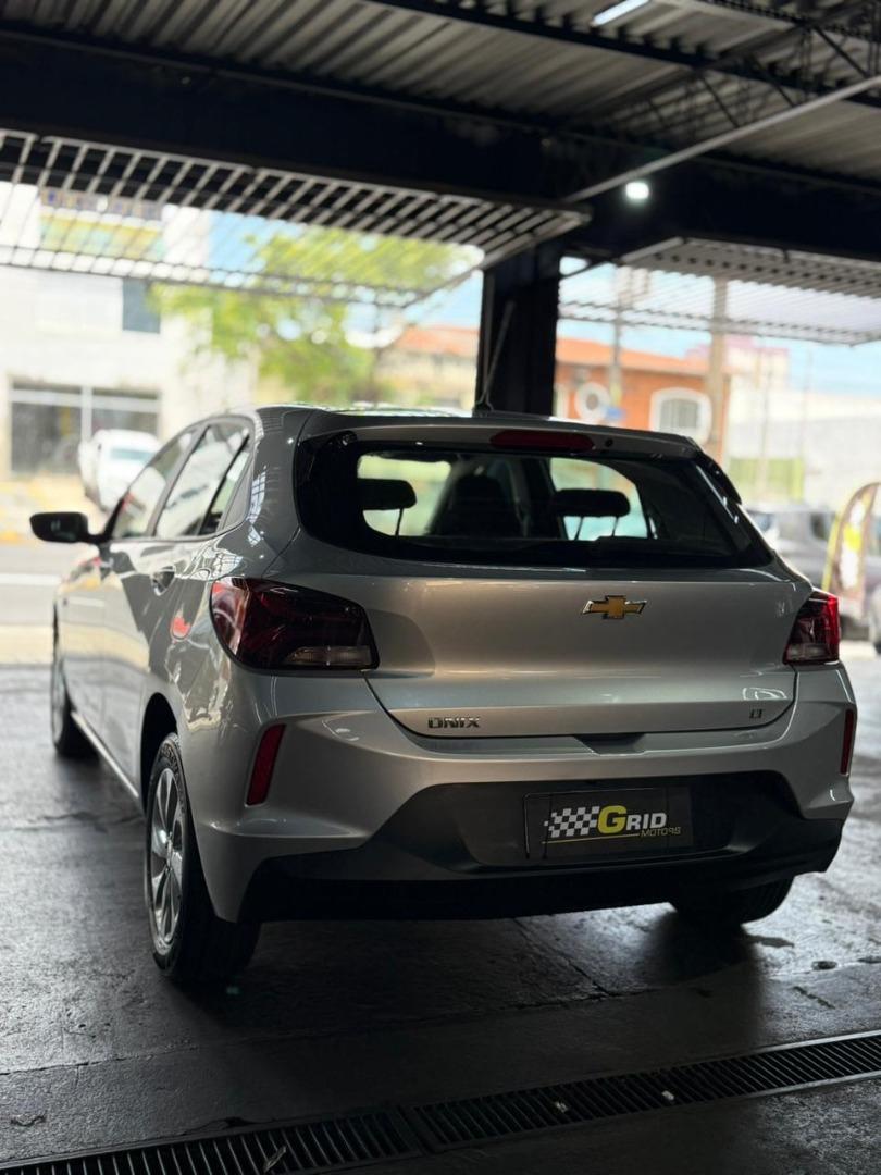 CHEVROLET Onix Hatch - Foto