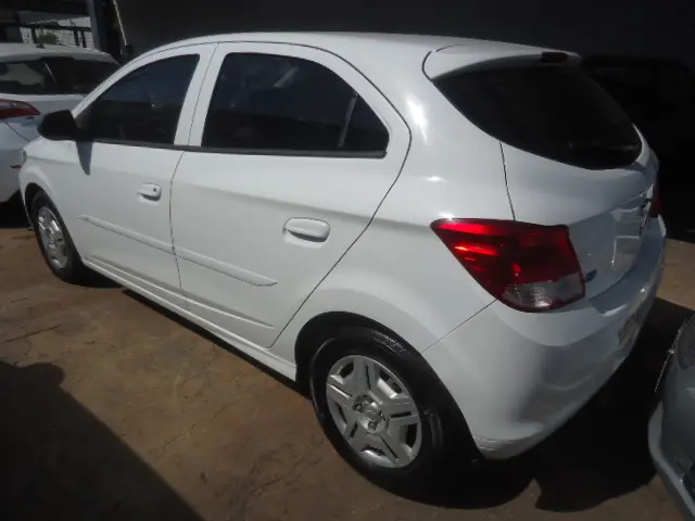 CHEVROLET Onix Hatch - Foto