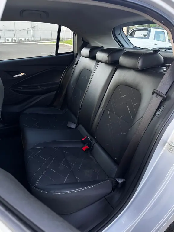 CHEVROLET Onix Hatch - Foto