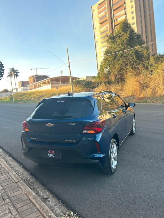 CHEVROLET Onix Hatch - Foto