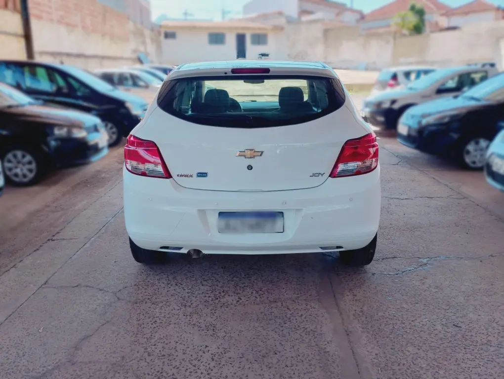 CHEVROLET Onix Hatch - Foto