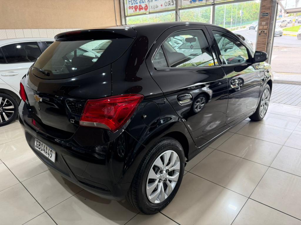 CHEVROLET Onix Hatch - Foto