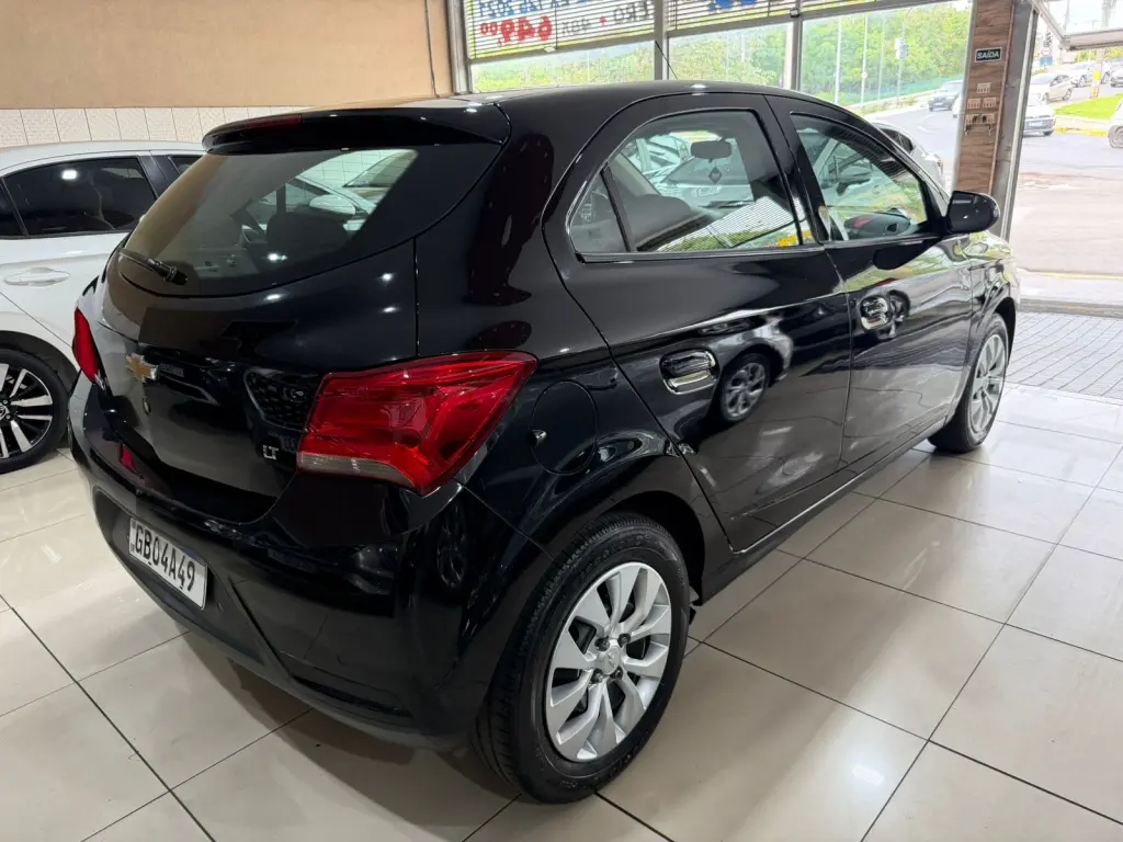 CHEVROLET Onix Hatch - Foto