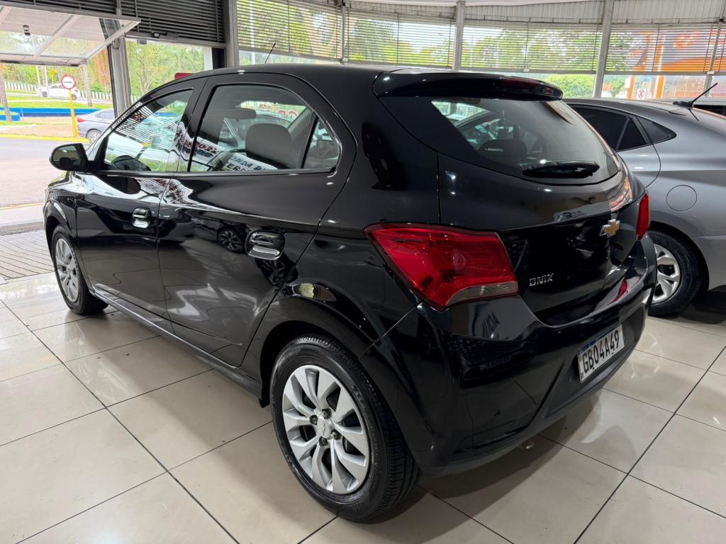 CHEVROLET Onix Hatch - Foto