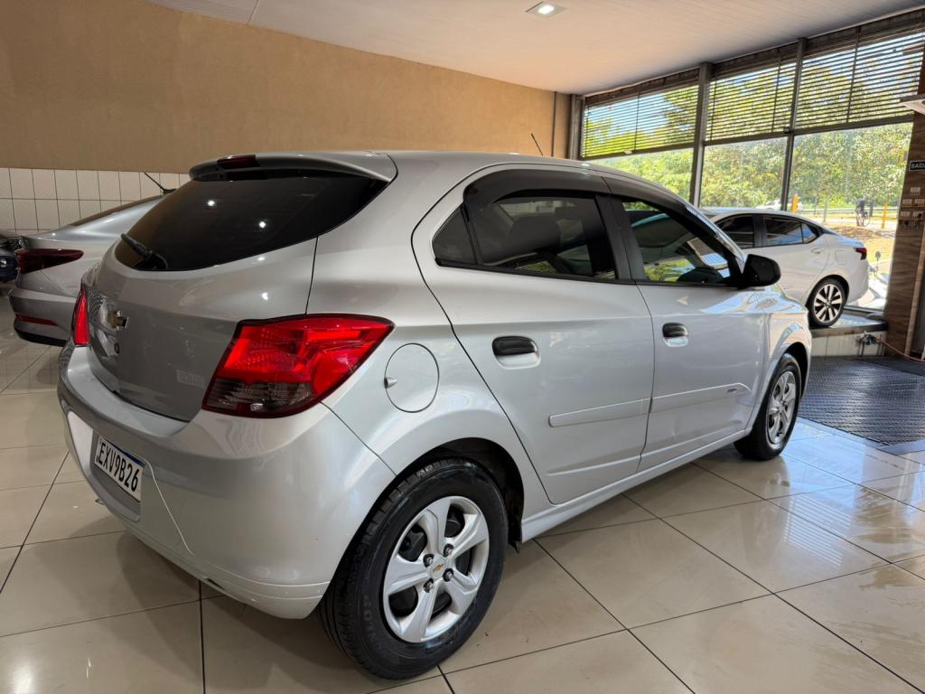 CHEVROLET Onix Hatch - Foto