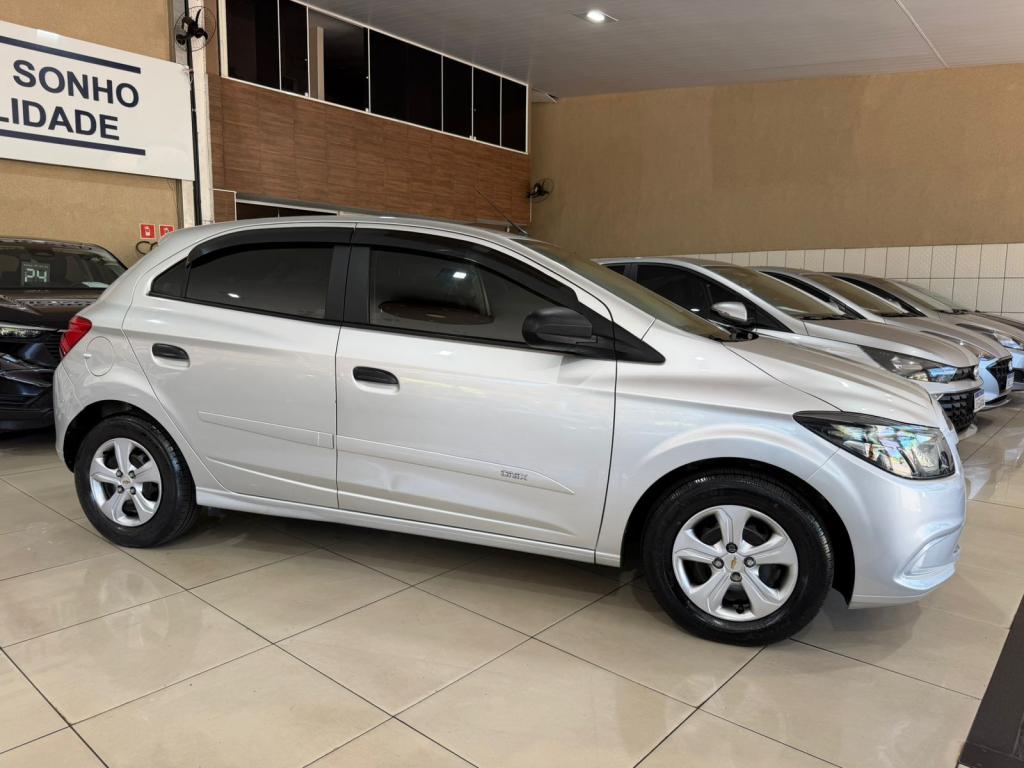 CHEVROLET Onix Hatch - Foto