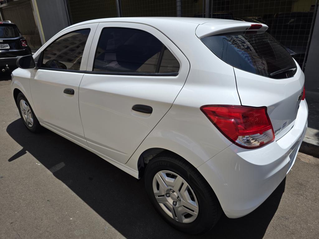 CHEVROLET Onix Hatch - Foto