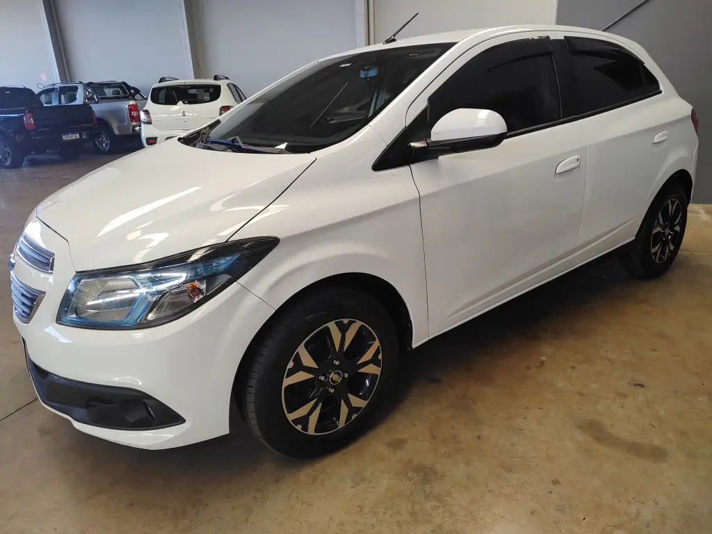 CHEVROLET Onix Hatch - Foto