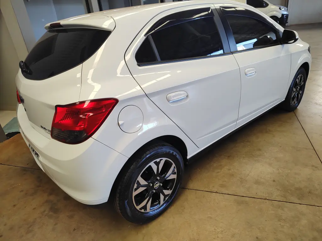 CHEVROLET Onix Hatch - Foto