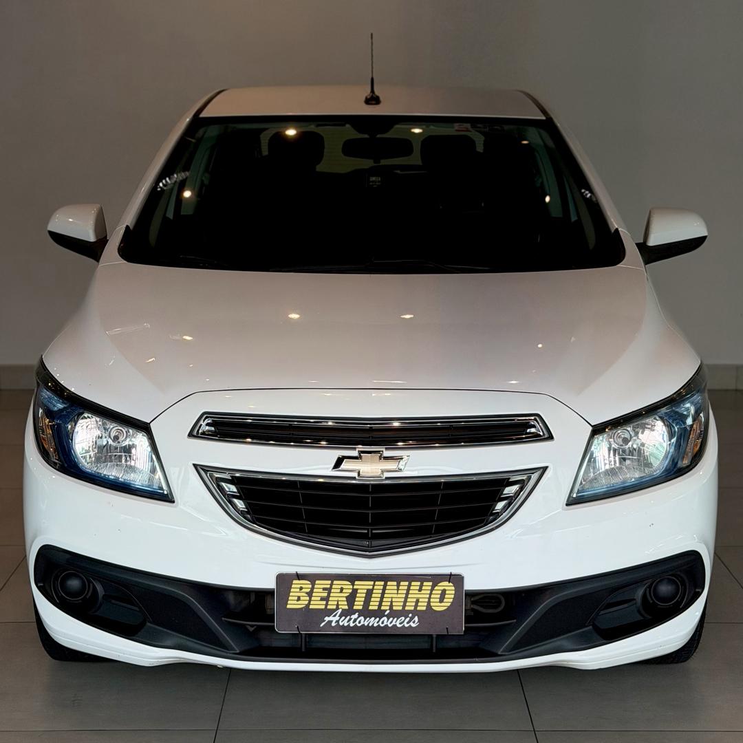 CHEVROLET Onix Hatch - Foto