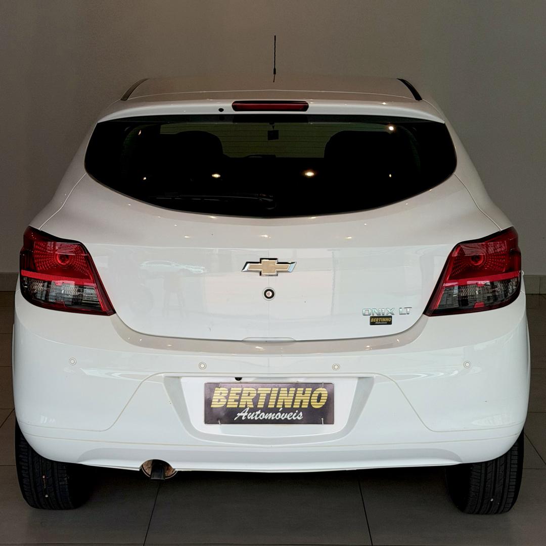 CHEVROLET Onix Hatch - Foto