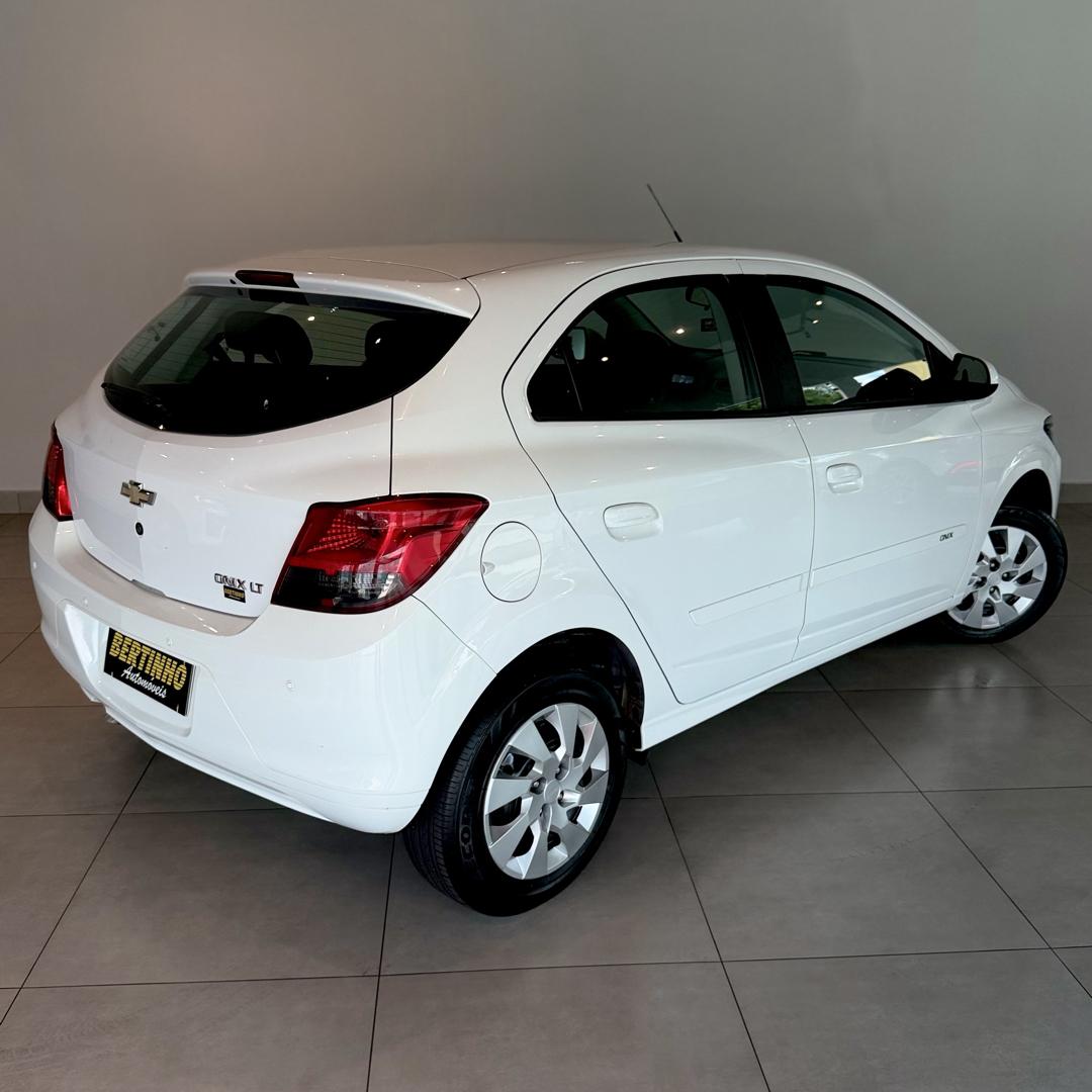 CHEVROLET Onix Hatch - Foto