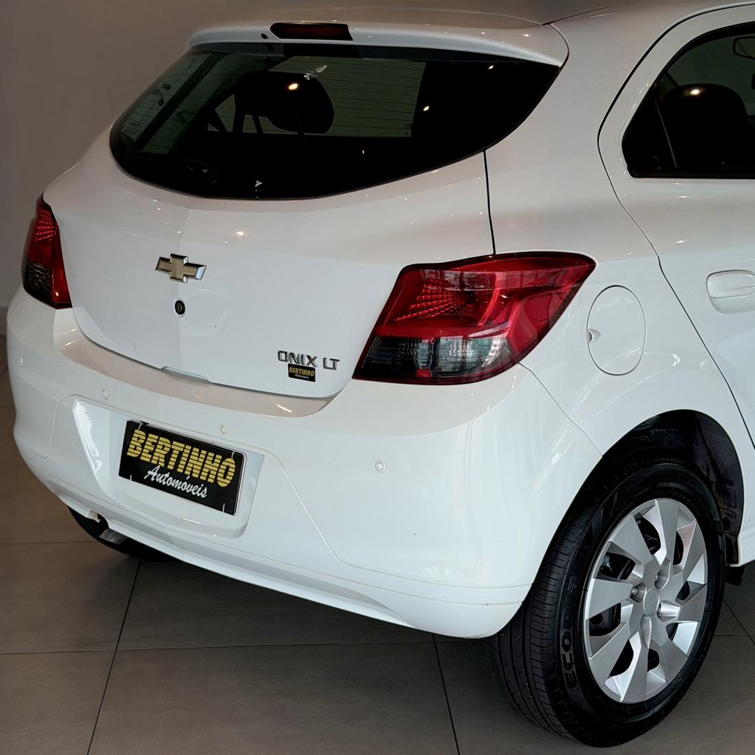 CHEVROLET Onix Hatch - Foto