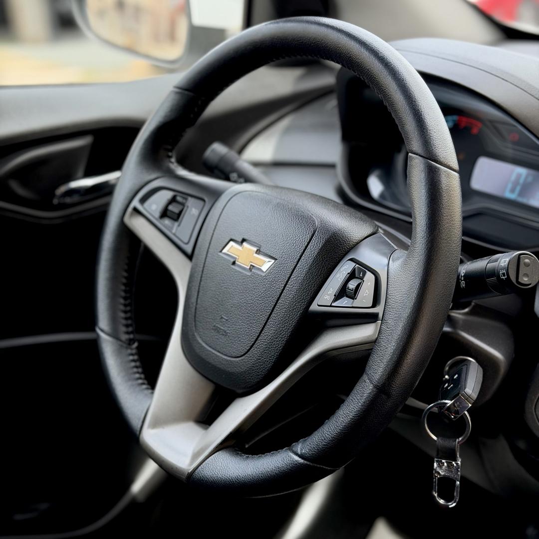 CHEVROLET Onix Hatch - Foto