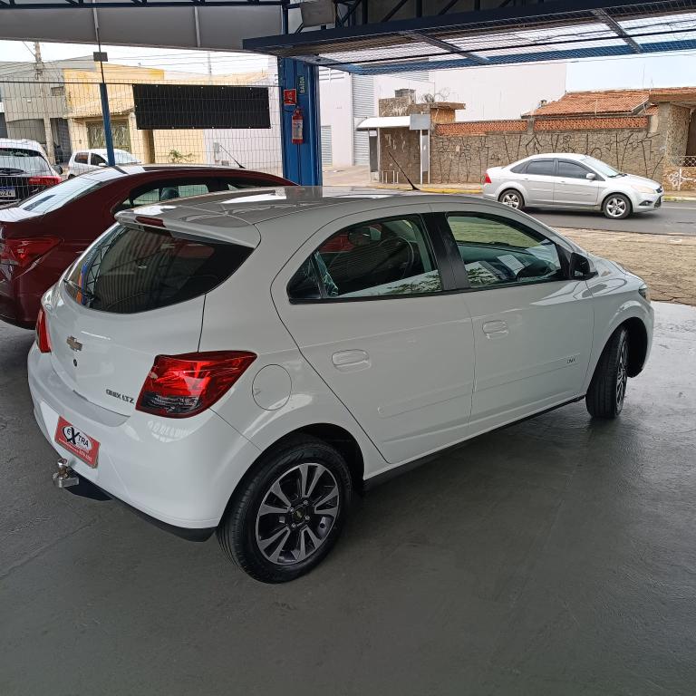 CHEVROLET Onix Hatch - Foto