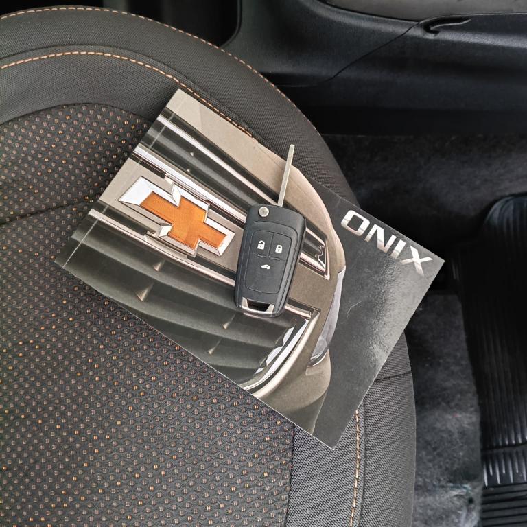 CHEVROLET Onix Hatch - Foto