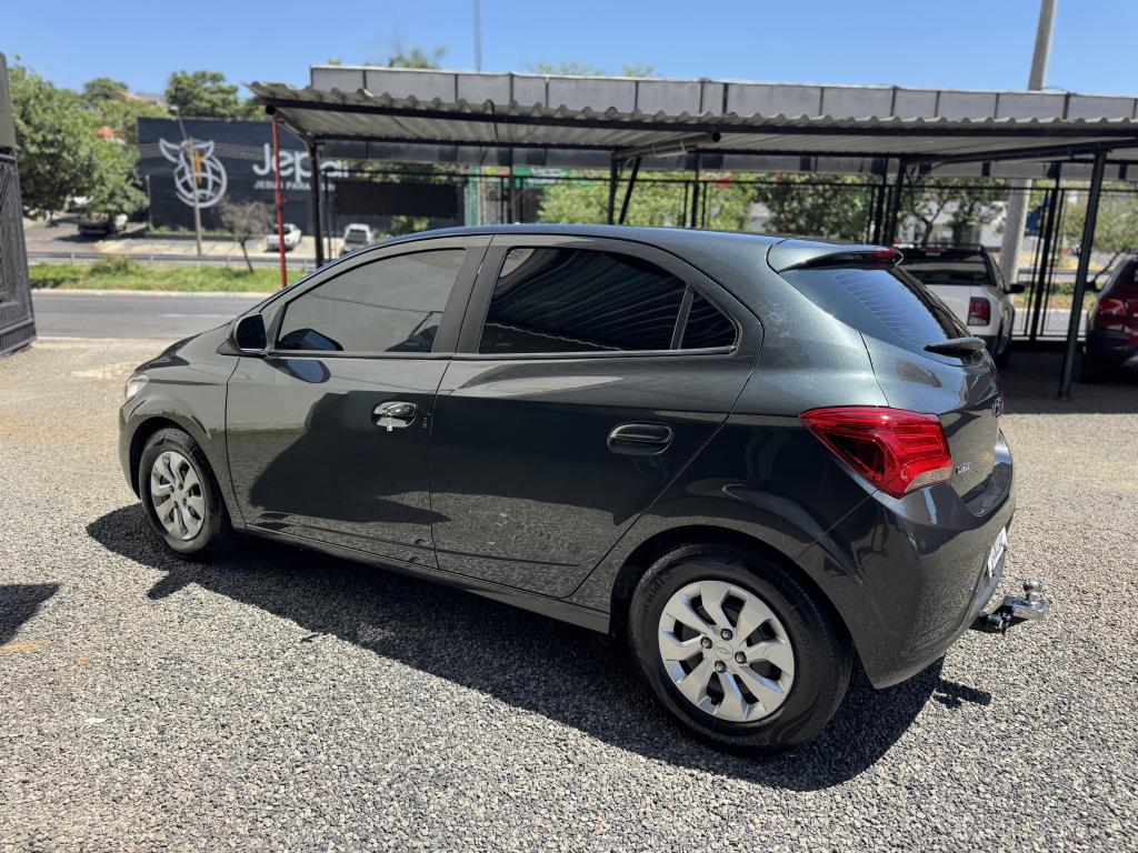 CHEVROLET Onix Hatch - Foto