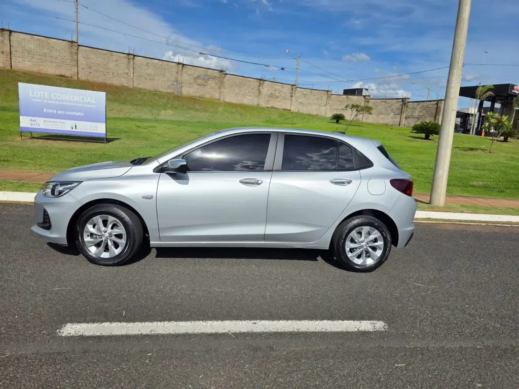 CHEVROLET Onix Hatch - Foto