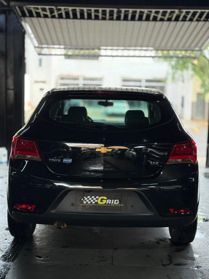 CHEVROLET Onix Hatch - Foto
