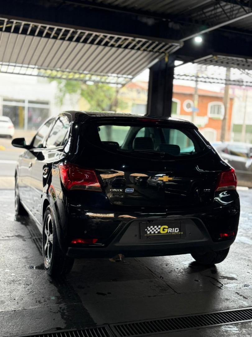 CHEVROLET Onix Hatch - Foto