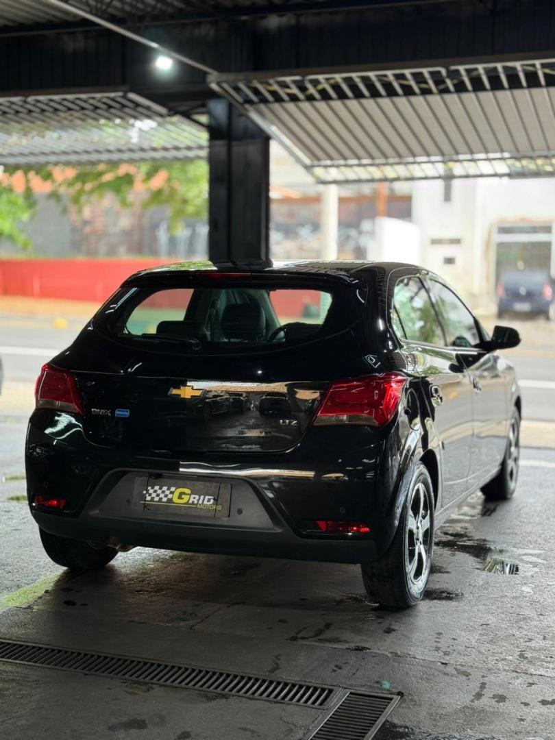 CHEVROLET Onix Hatch - Foto