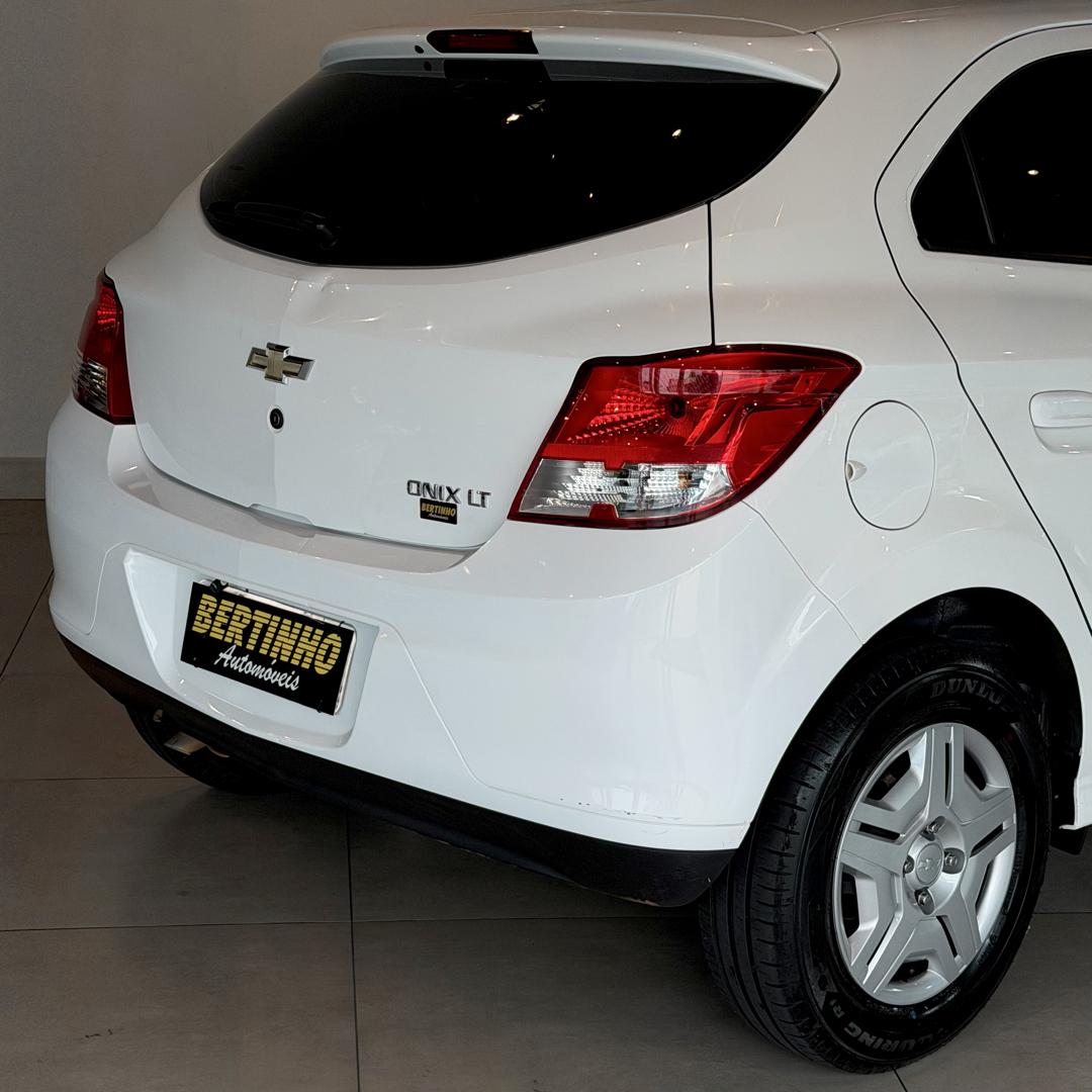 CHEVROLET Onix Hatch - Foto