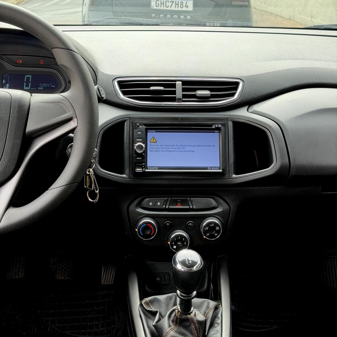 CHEVROLET Onix Hatch - Foto