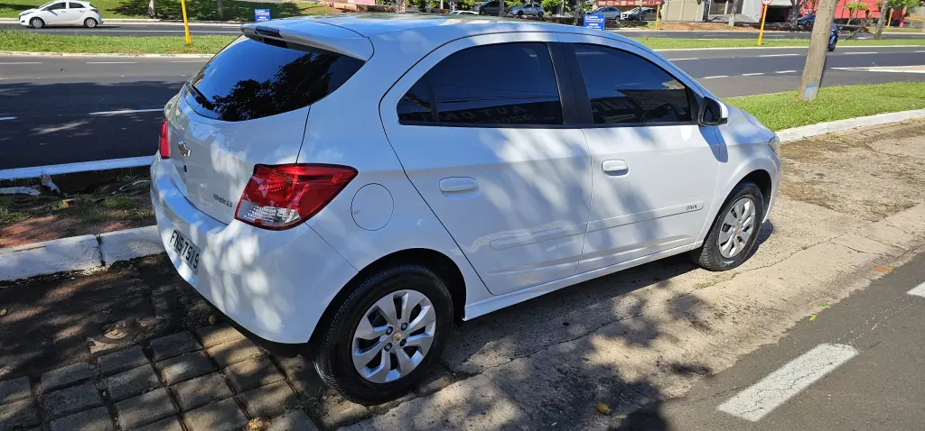 CHEVROLET Onix Hatch - Foto