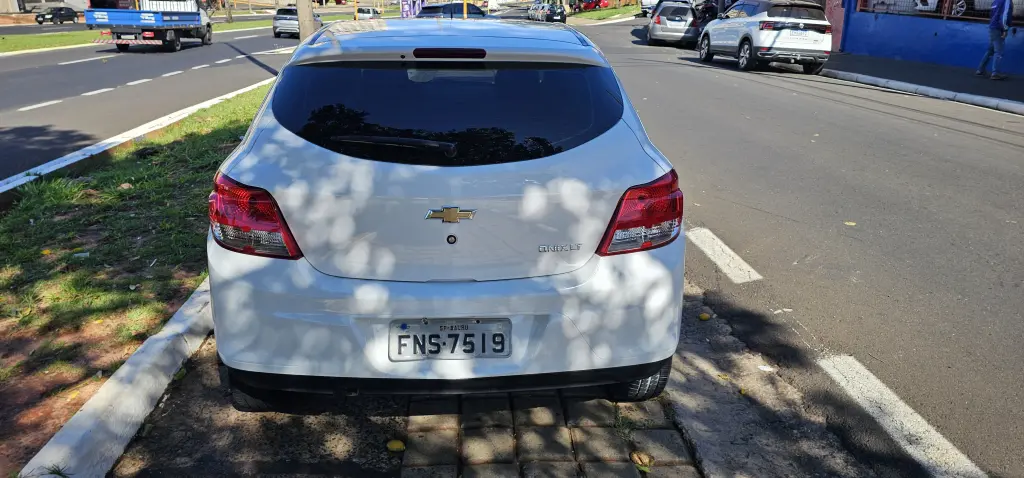 CHEVROLET Onix Hatch - Foto