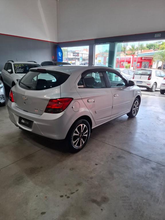 CHEVROLET Onix Hatch - Foto