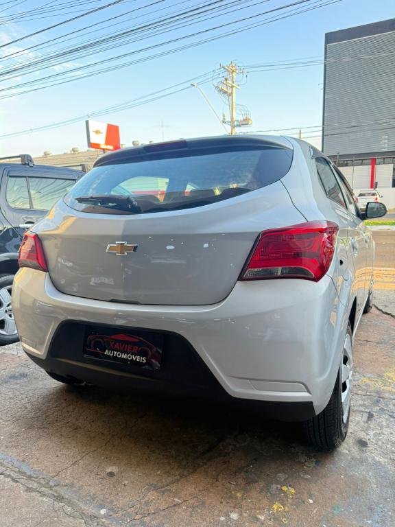 CHEVROLET Onix Hatch - Foto