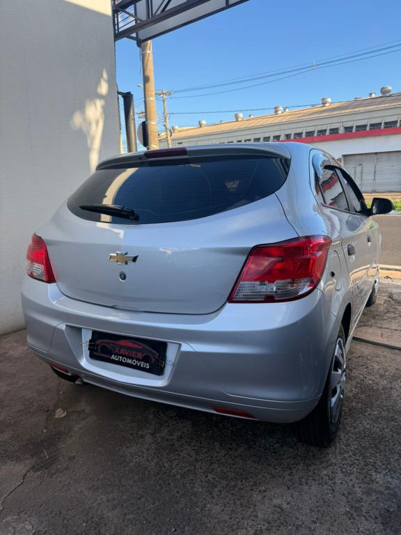 CHEVROLET Onix Hatch - Foto