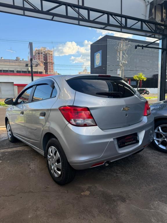 CHEVROLET Onix Hatch - Foto