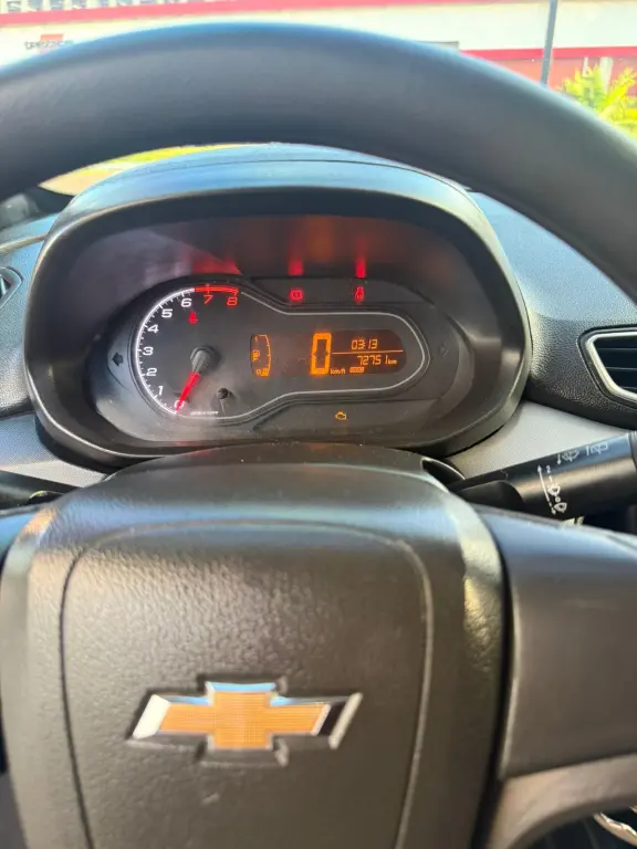 CHEVROLET Onix Hatch - Foto